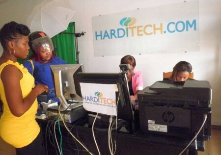 Des clients dans les locaux de la société Harditch-Togo